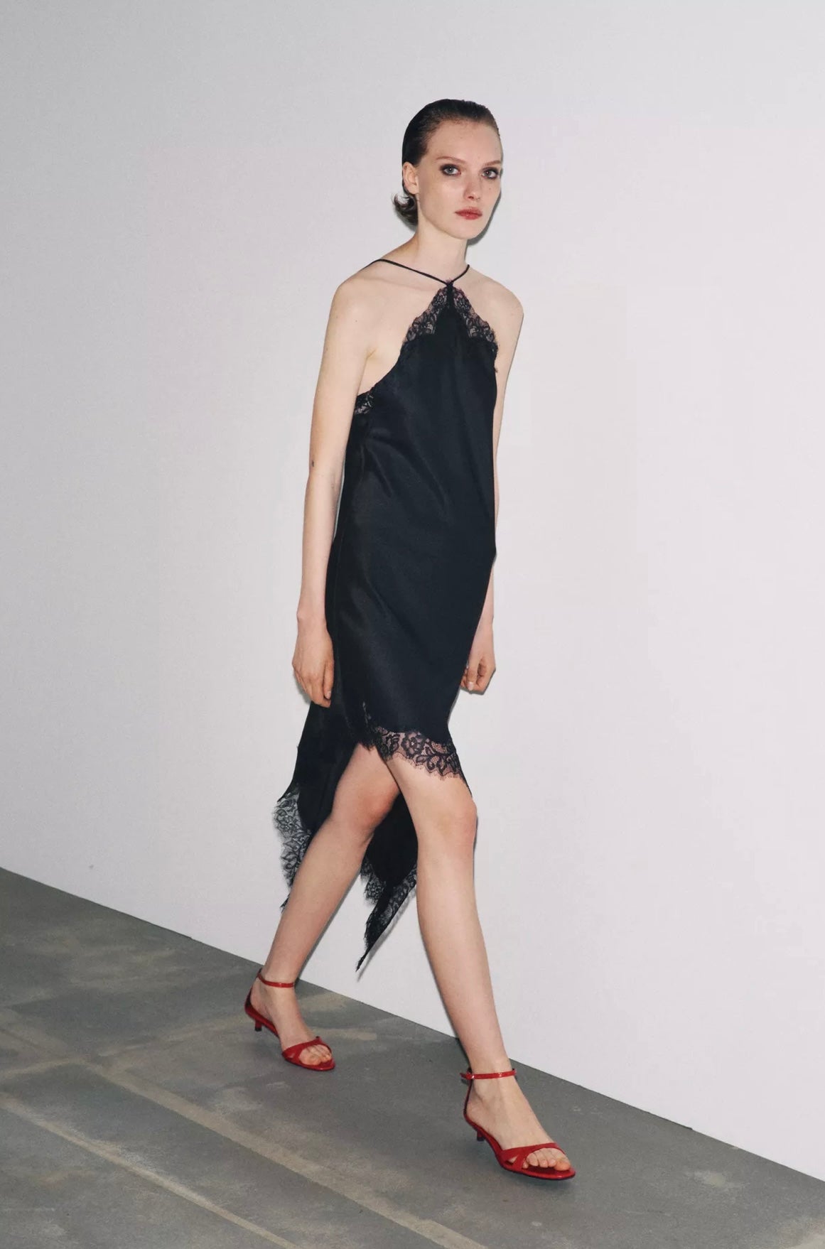 Vestido Curto Acetinado com Renda - Fiore