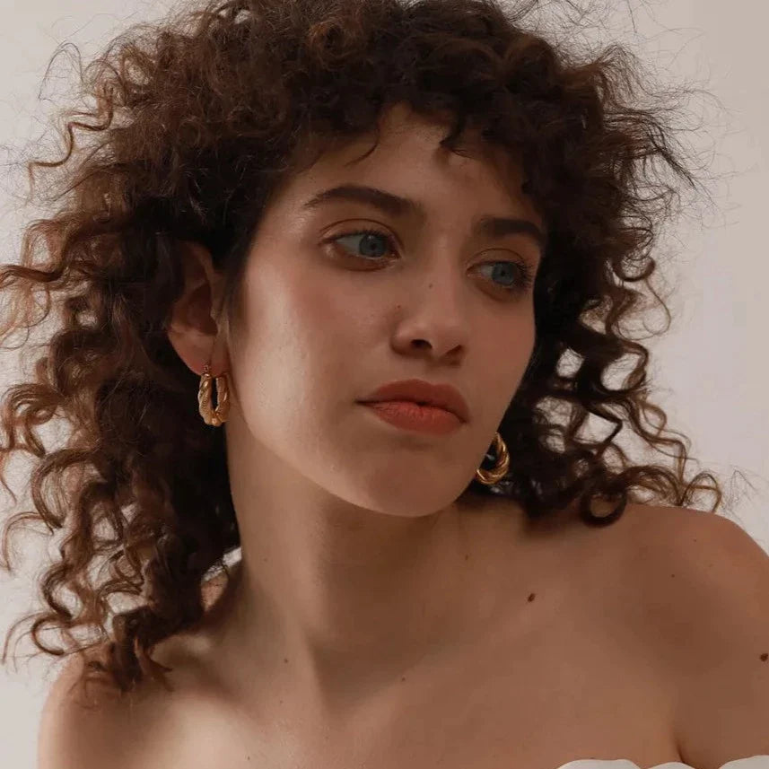 Brinco Oval Banhado em Ouro 18k