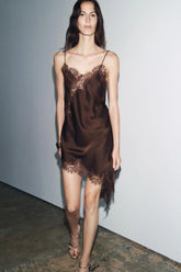 Vestido Curto Acetinado com Renda - Bizat