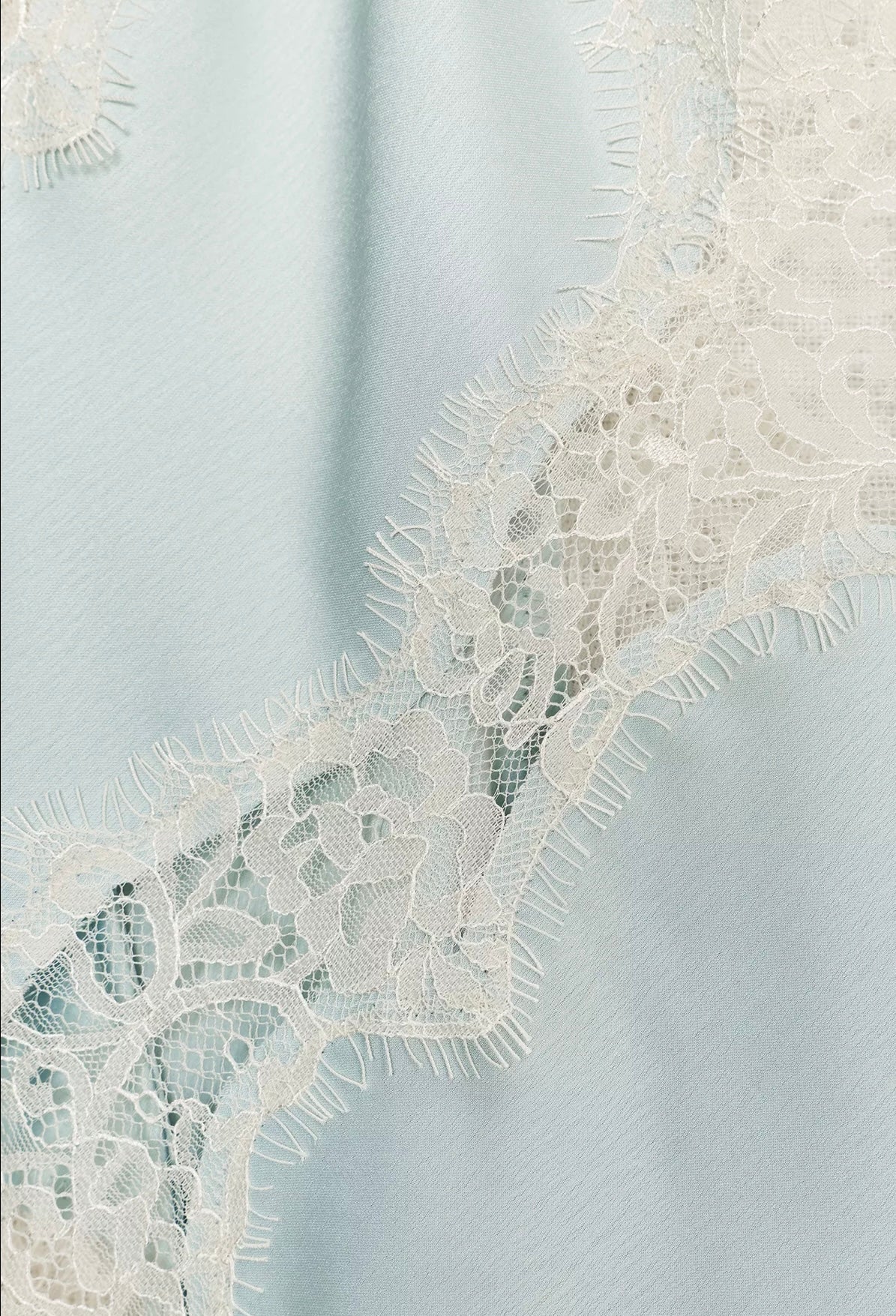 Top de Alça com Renda Acetinada – Sabotini