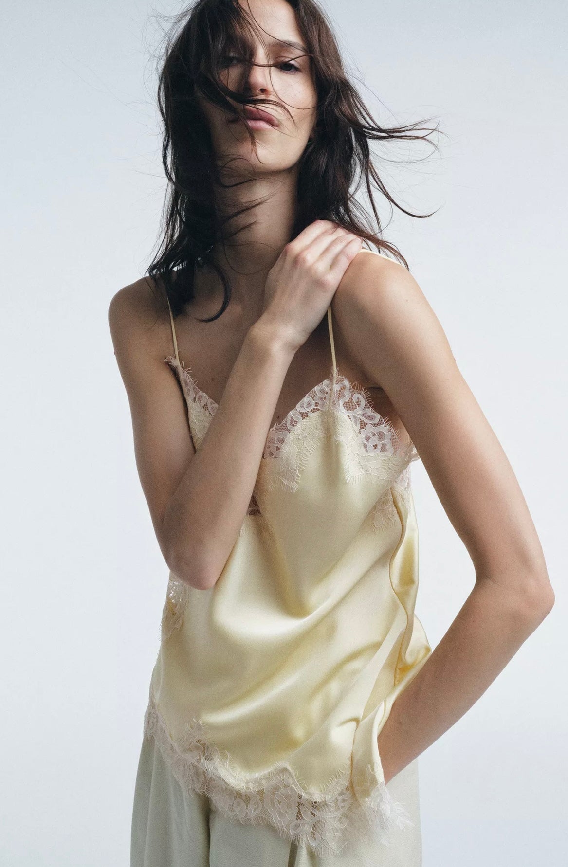 Top de Alça com Renda Acetinada – Sabotini